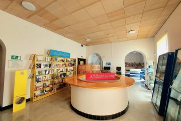 Nella foto una delle sale della biblioteca comunale