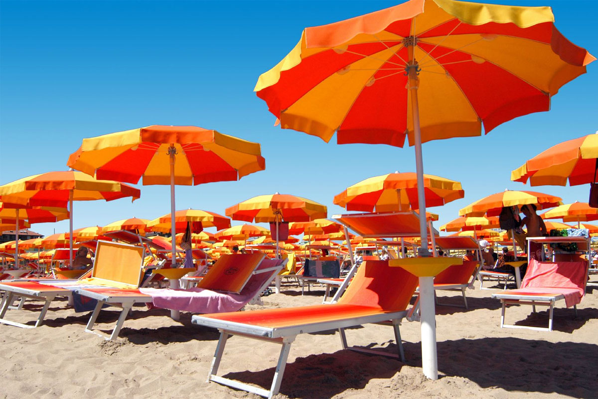Ombrelloni e lettini sulla spiaggia