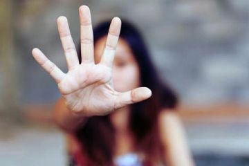 Immagine di una donna che con la mano cerca di fermare una violenza