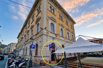 Lato a ponente del palazzo comunale con indicazione dell'accesso temporaneo