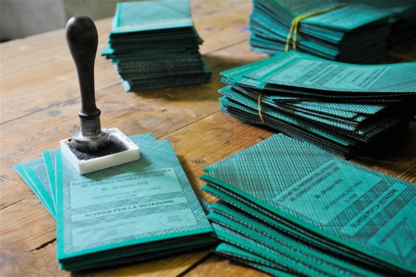 Scede elettorali sul tavolo del seggio