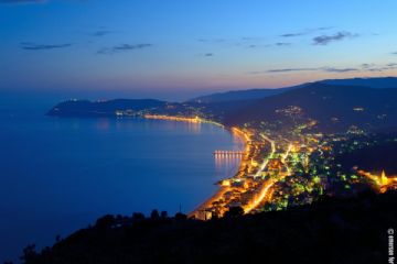 Immagine serale del golfo di Alassio
