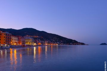 Immagine notturna del frontemare di Alassio
